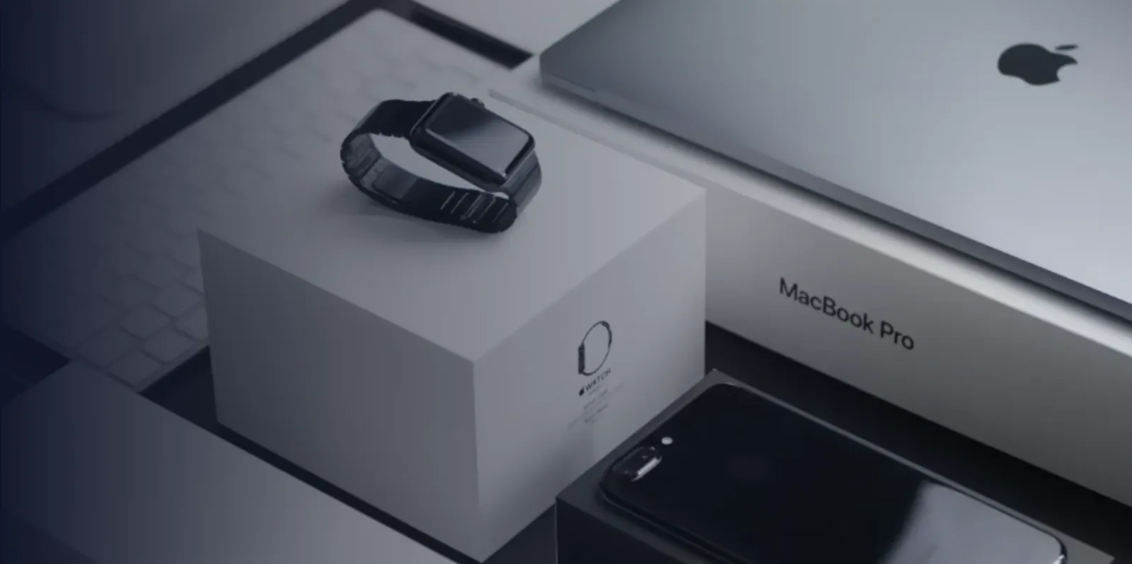 Productos electrónicos y empaques organizados sobre una mesa de trabajo